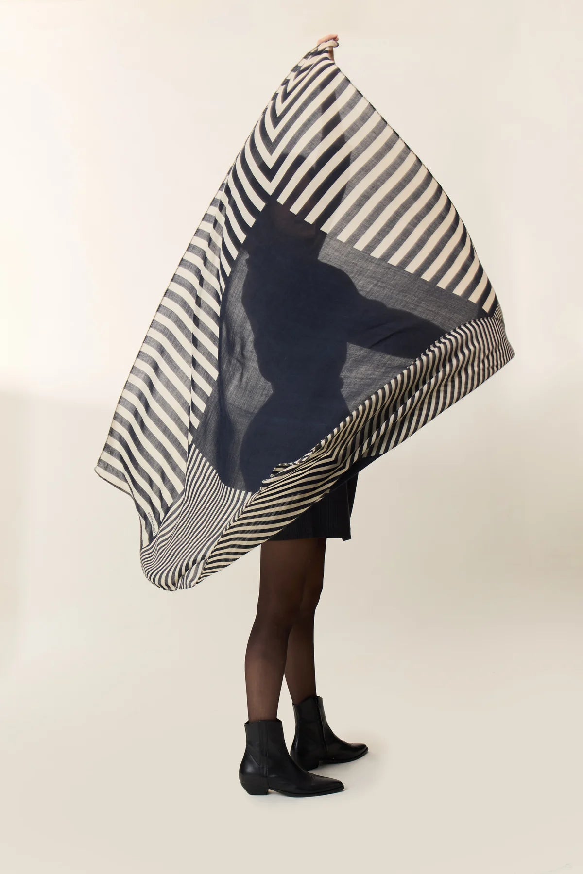 EMILE LINES SCARF BLACK IRIS