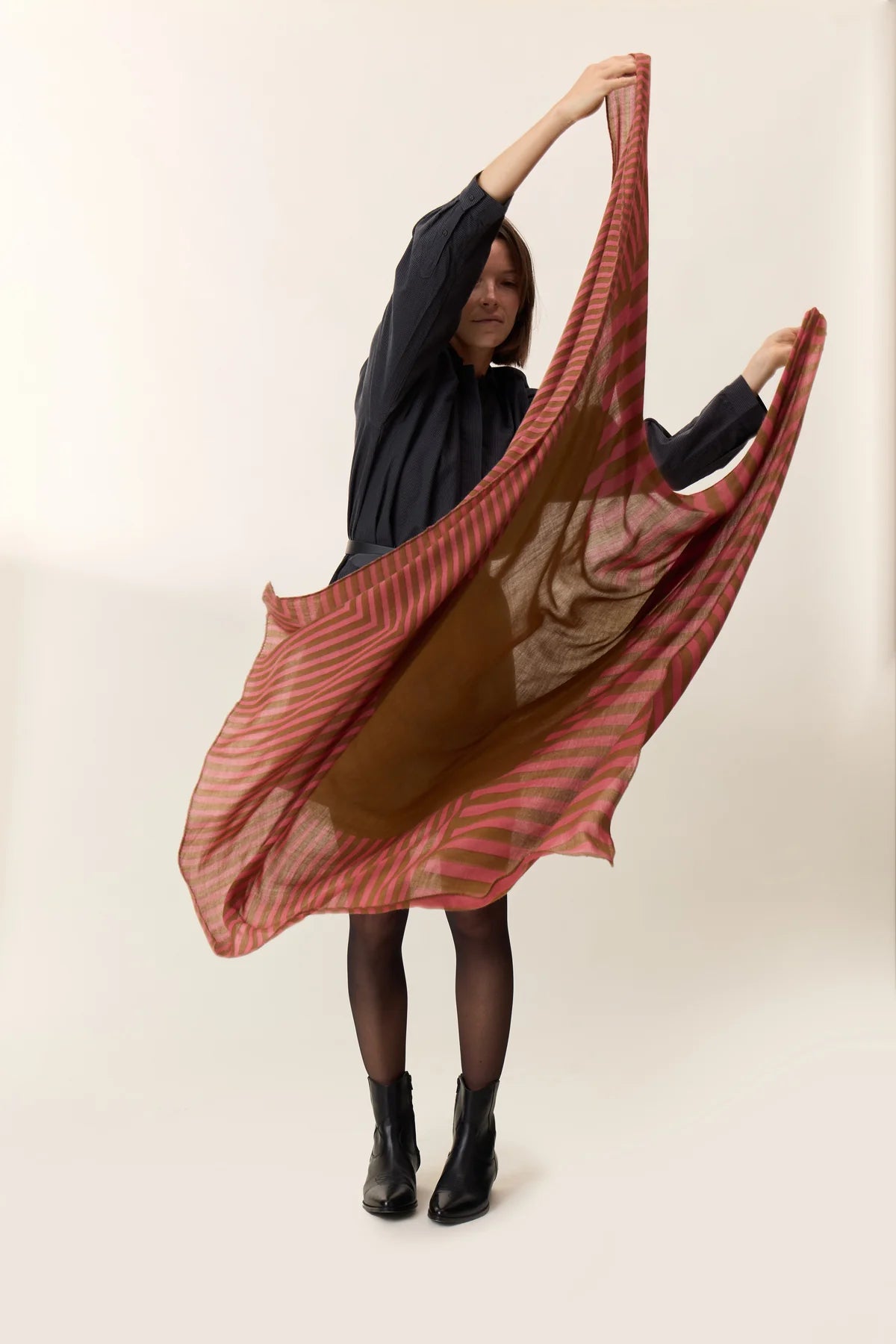 EMILE LINES SCARF KHAKI