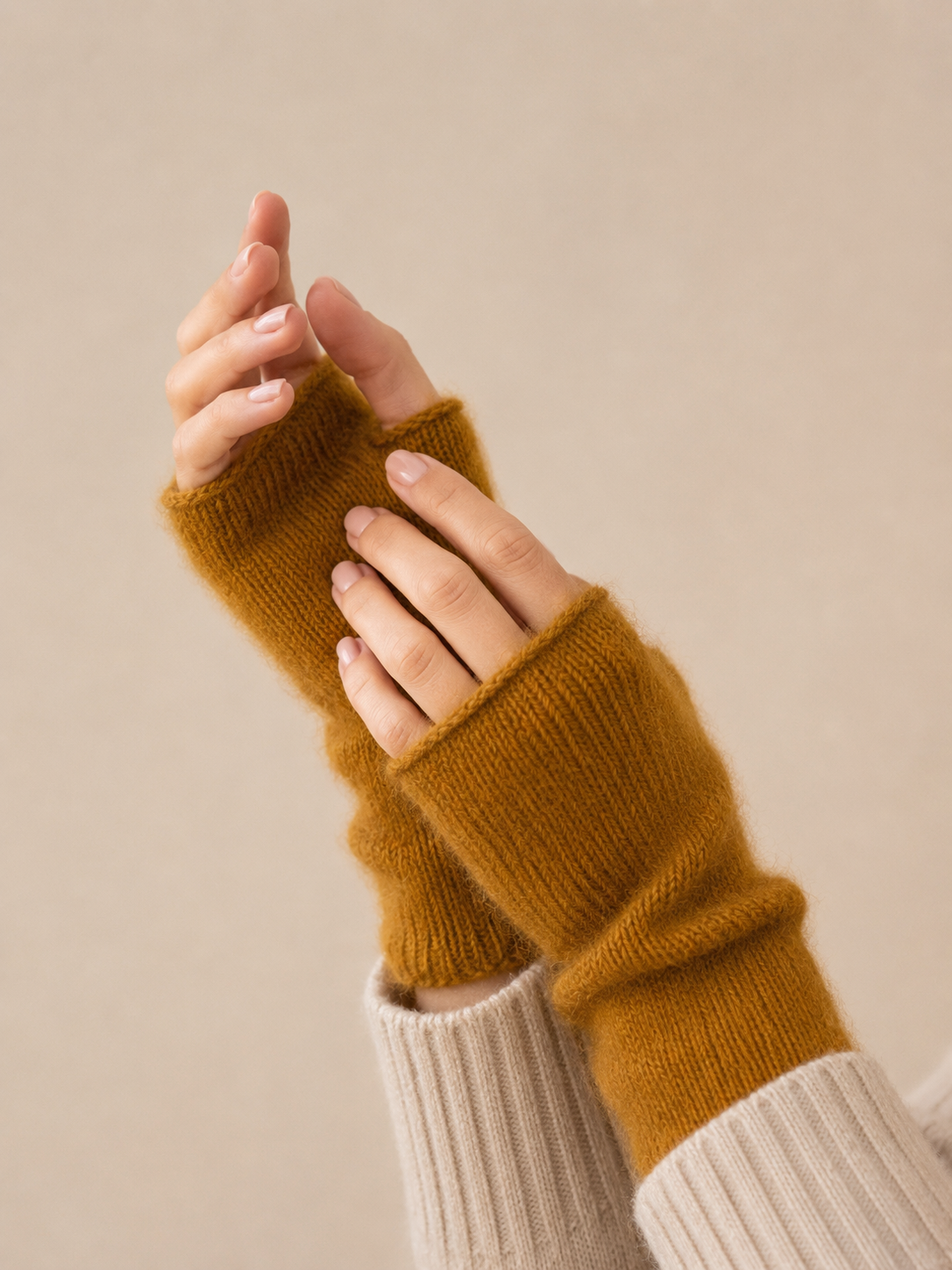 PLAIN FINGERLESS MITTEN GOLD
